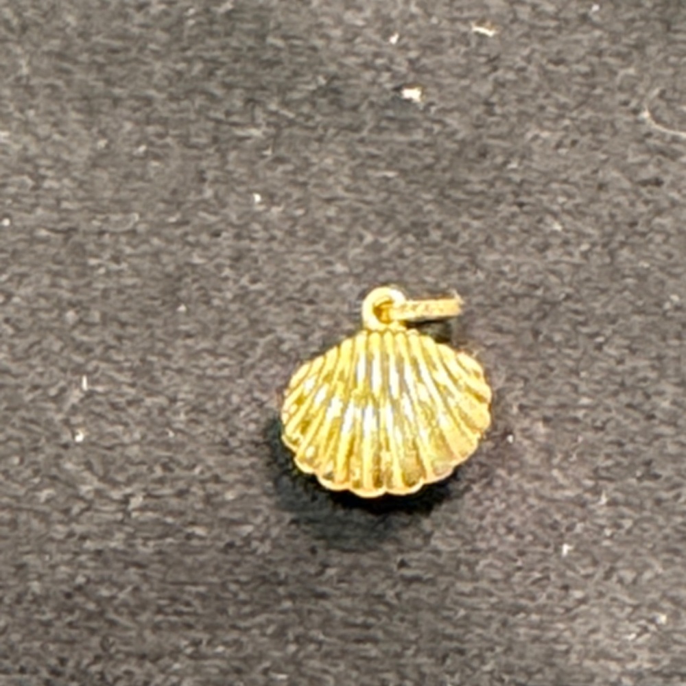 Gold Clam Shell Pendant/Charm